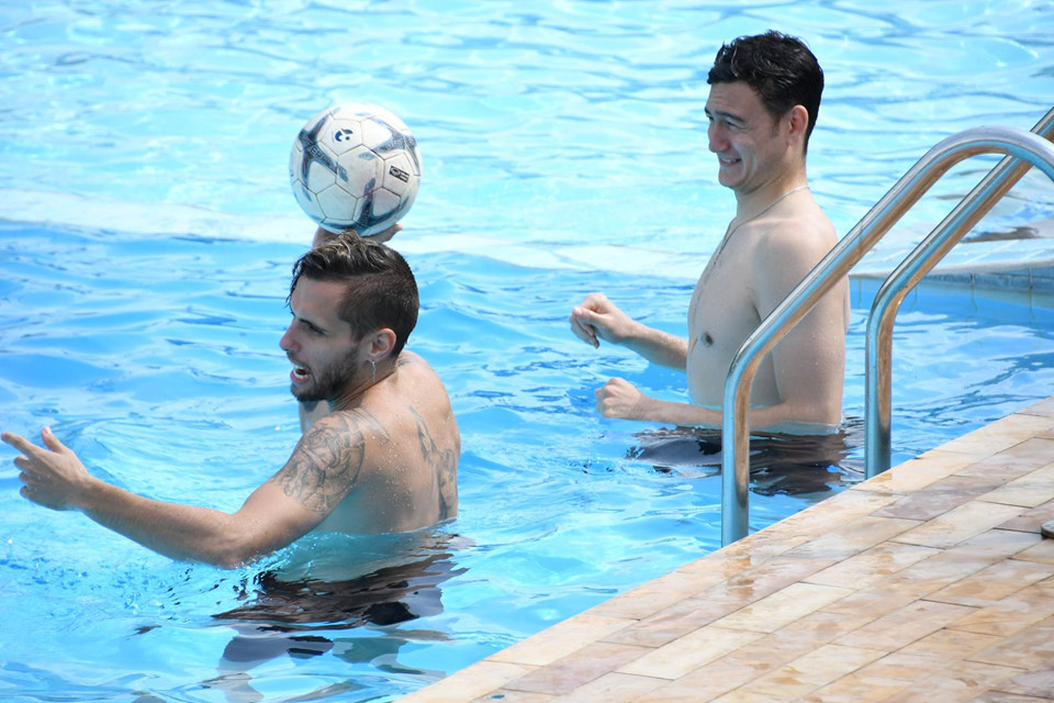 Đặng Văn Lâm khoe cơ bụng rắn chắc ở bể bơi