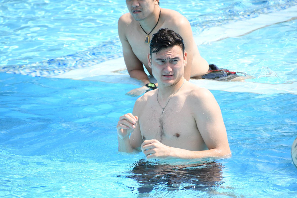 Đặng Văn Lâm khoe cơ bụng rắn chắc ở bể bơi