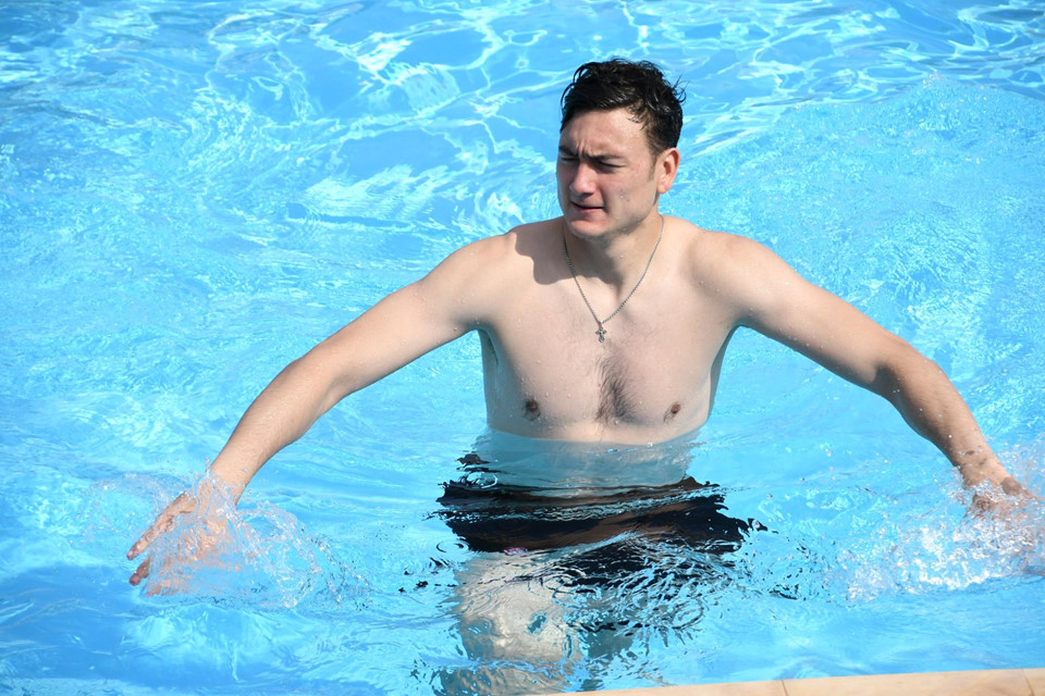 Đặng Văn Lâm khoe cơ bụng rắn chắc ở bể bơi