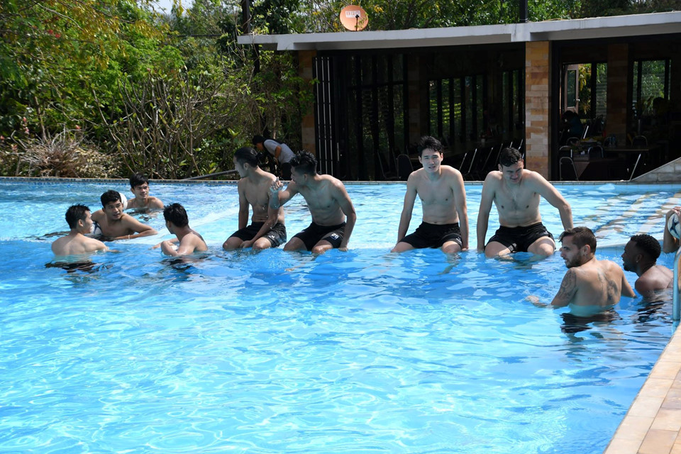 Đặng Văn Lâm khoe cơ bụng rắn chắc ở bể bơi