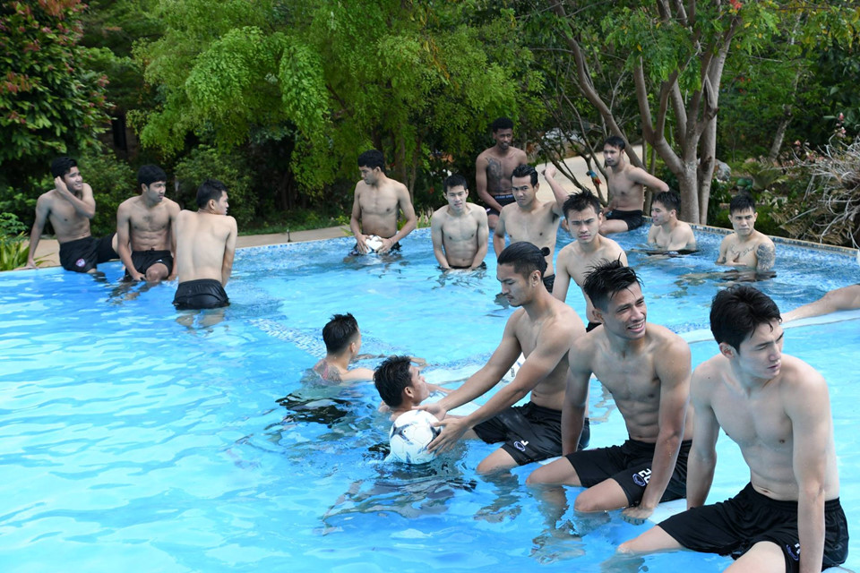 Đặng Văn Lâm khoe cơ bụng rắn chắc ở bể bơi