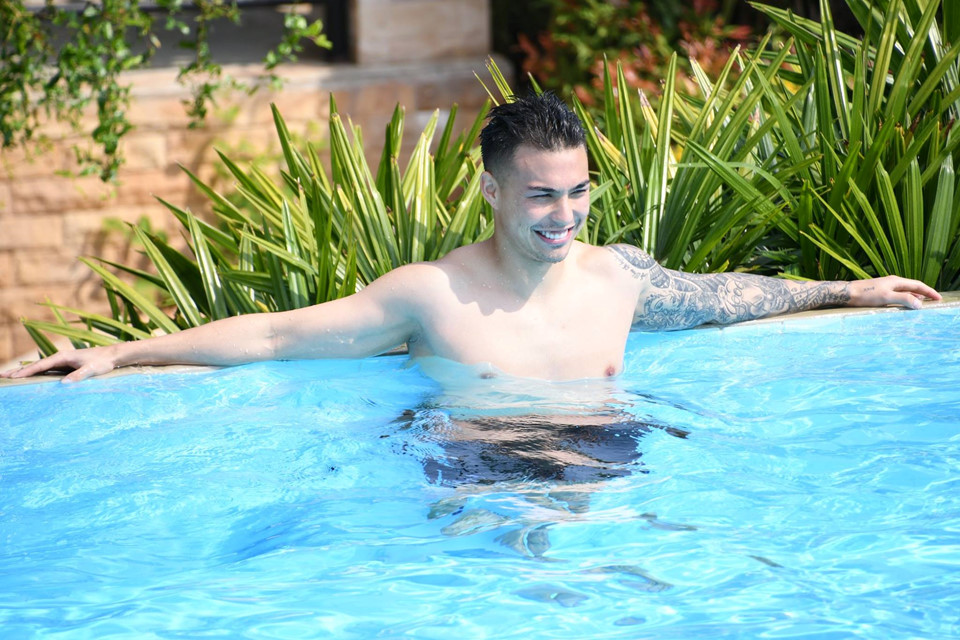 Đặng Văn Lâm khoe cơ bụng rắn chắc ở bể bơi