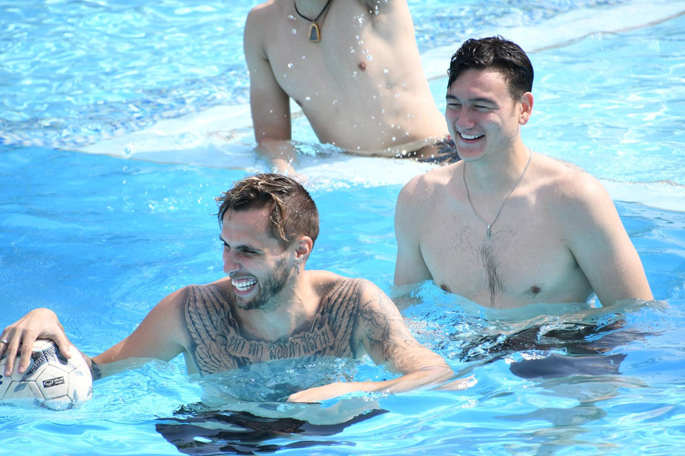 Đặng Văn Lâm khoe cơ bụng rắn chắc ở bể bơi