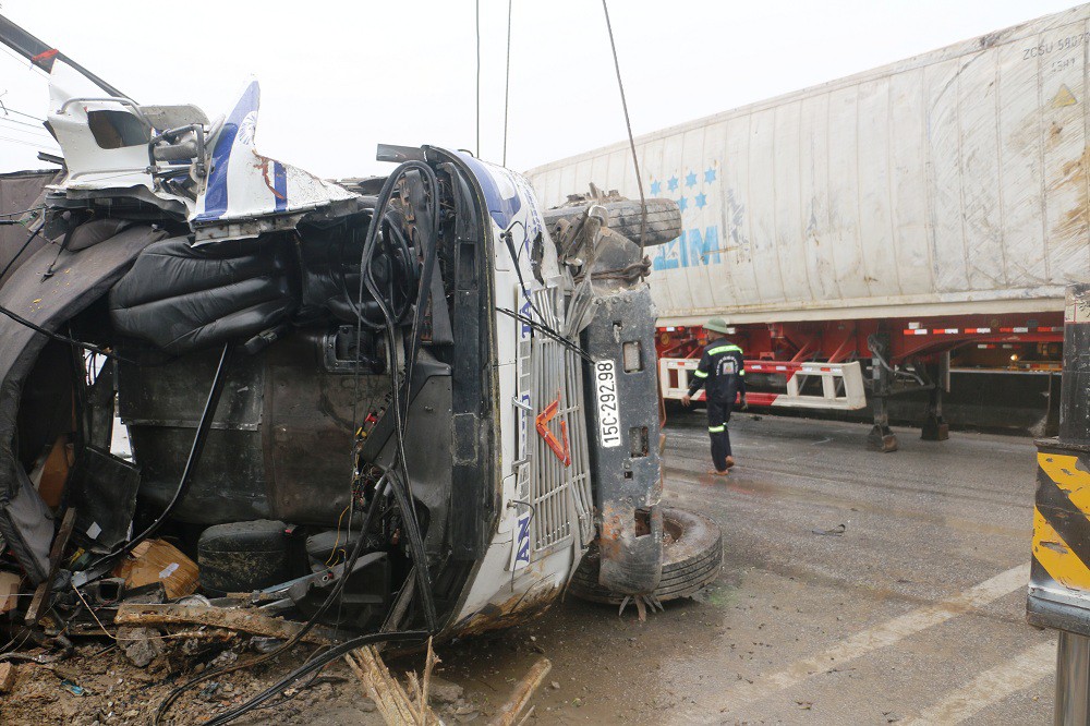 Hiện trường vụ tai nạn liên hoàn trên Quốc lộ 1A khiến 8 người thương vong