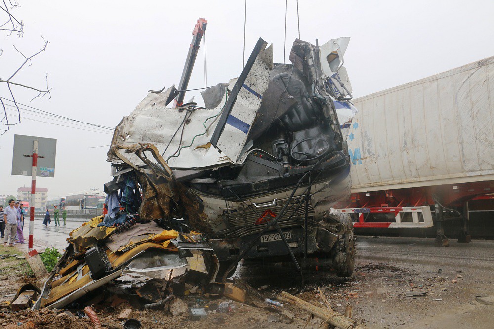 Hiện trường vụ tai nạn liên hoàn trên Quốc lộ 1A khiến 8 người thương vong