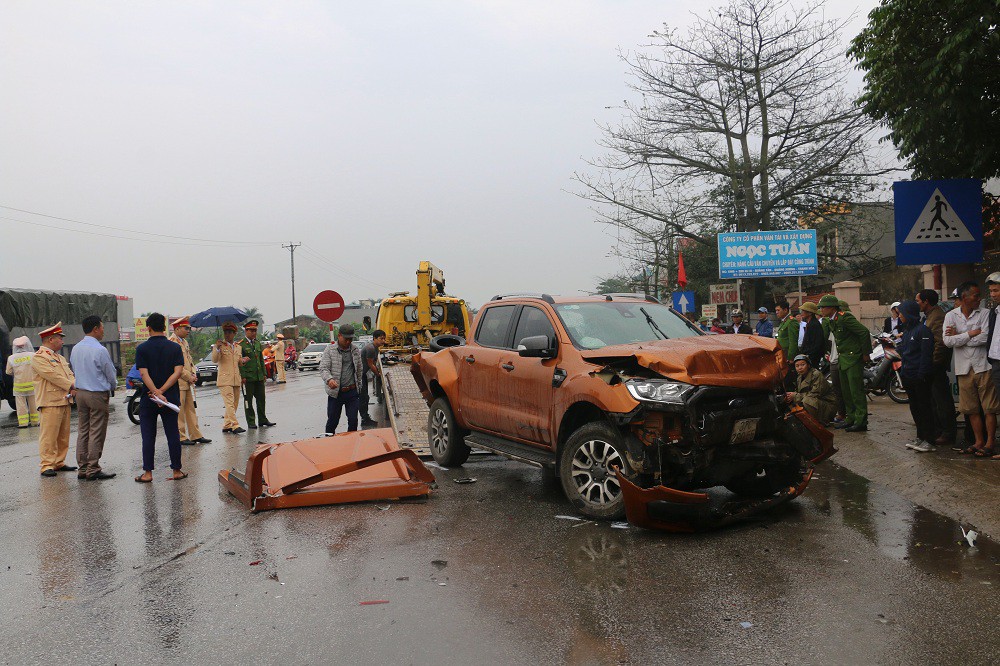 Hiện trường vụ tai nạn liên hoàn trên Quốc lộ 1A khiến 8 người thương vong