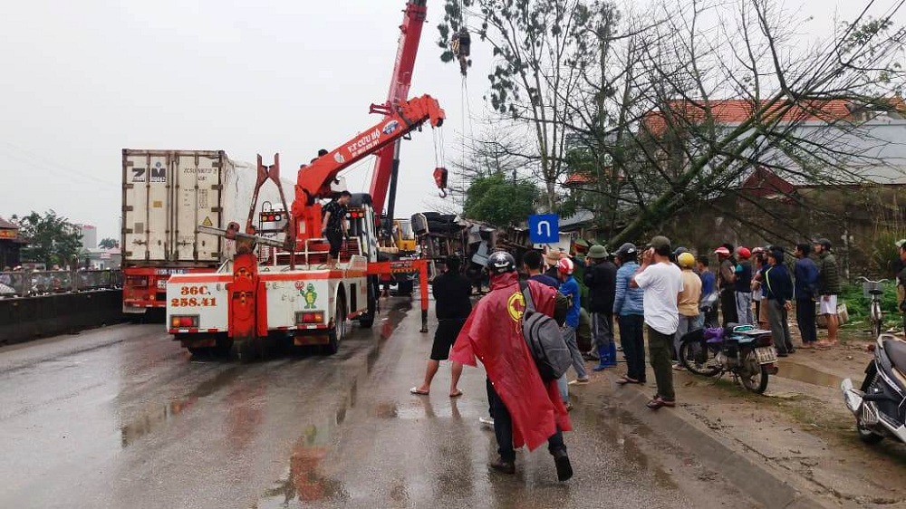 Hiện trường vụ tai nạn liên hoàn trên Quốc lộ 1A khiến 8 người thương vong