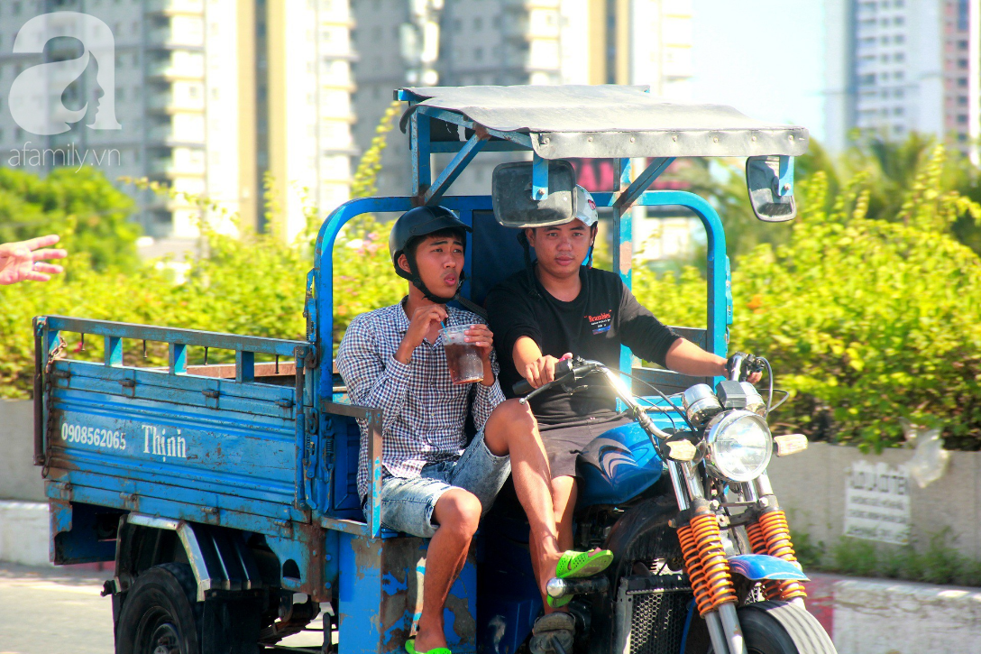 Sài Gòn nắng kinh hoàng sau Tết, người lớn trùm kín như Ninja, trẻ em mệt mỏi gục trên xe