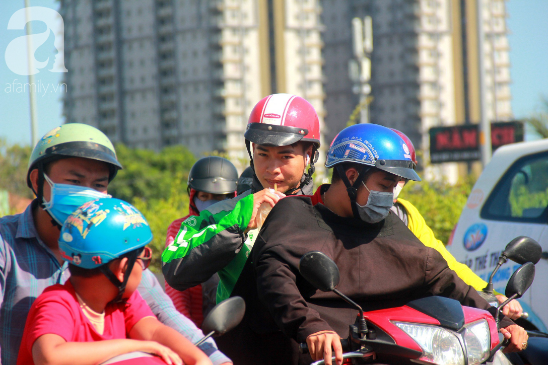 Sài Gòn nắng kinh hoàng sau Tết, người lớn trùm kín như Ninja, trẻ em mệt mỏi gục trên xe