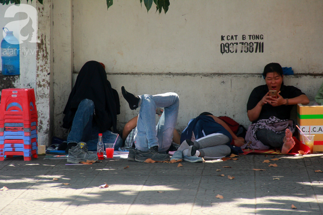 Sài Gòn nắng kinh hoàng sau Tết, người lớn trùm kín như Ninja, trẻ em mệt mỏi gục trên xe