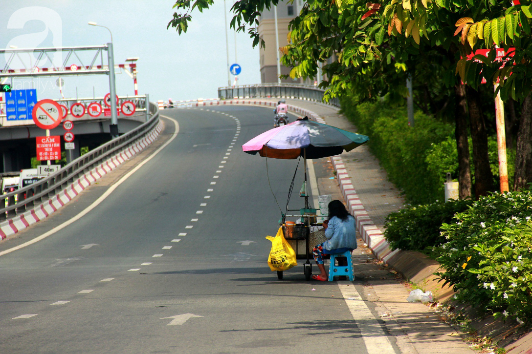 Sài Gòn nắng kinh hoàng sau Tết, người lớn trùm kín như Ninja, trẻ em mệt mỏi gục trên xe