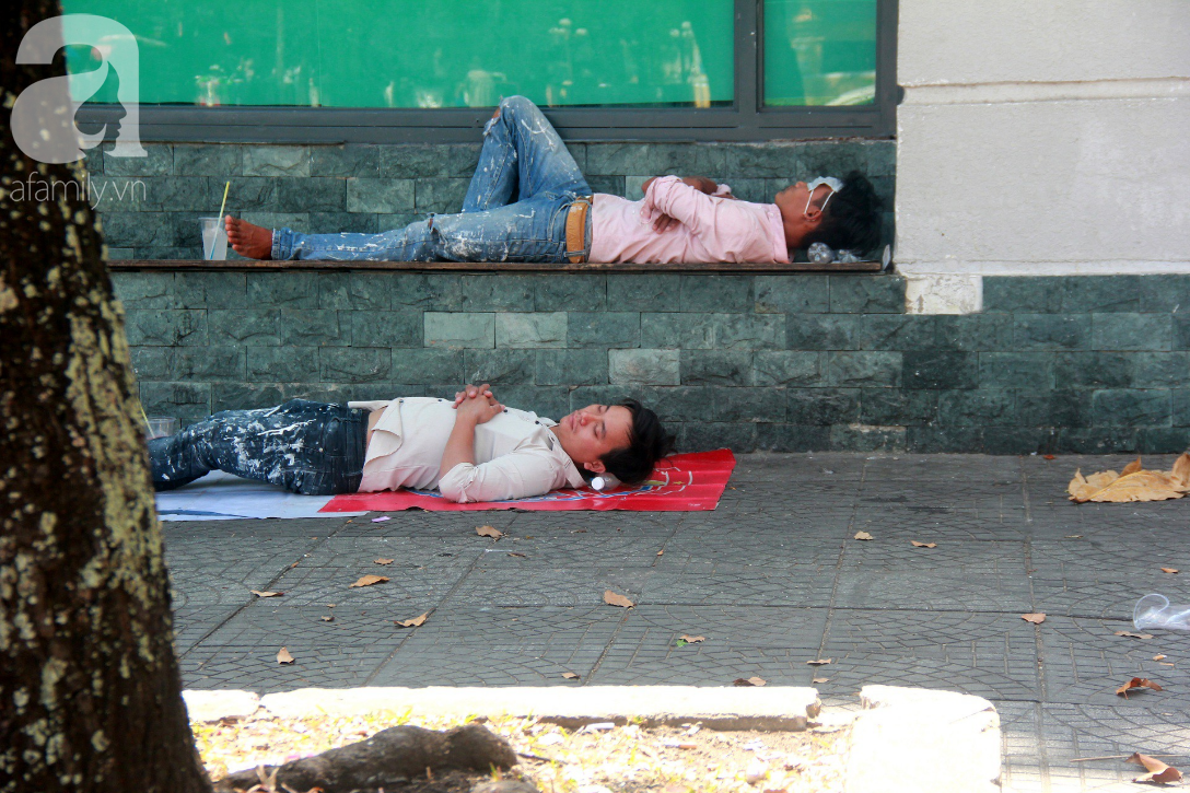 Sài Gòn nắng kinh hoàng sau Tết, người lớn trùm kín như Ninja, trẻ em mệt mỏi gục trên xe