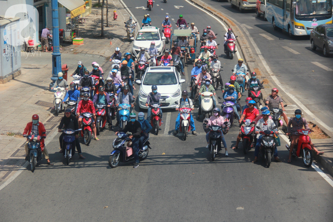 Sài Gòn nắng kinh hoàng sau Tết, người lớn trùm kín như Ninja, trẻ em mệt mỏi gục trên xe