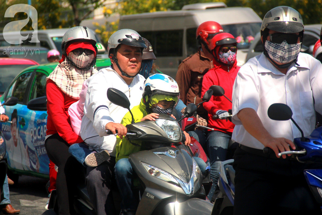 Sài Gòn nắng kinh hoàng sau Tết, người lớn trùm kín như Ninja, trẻ em mệt mỏi gục trên xe