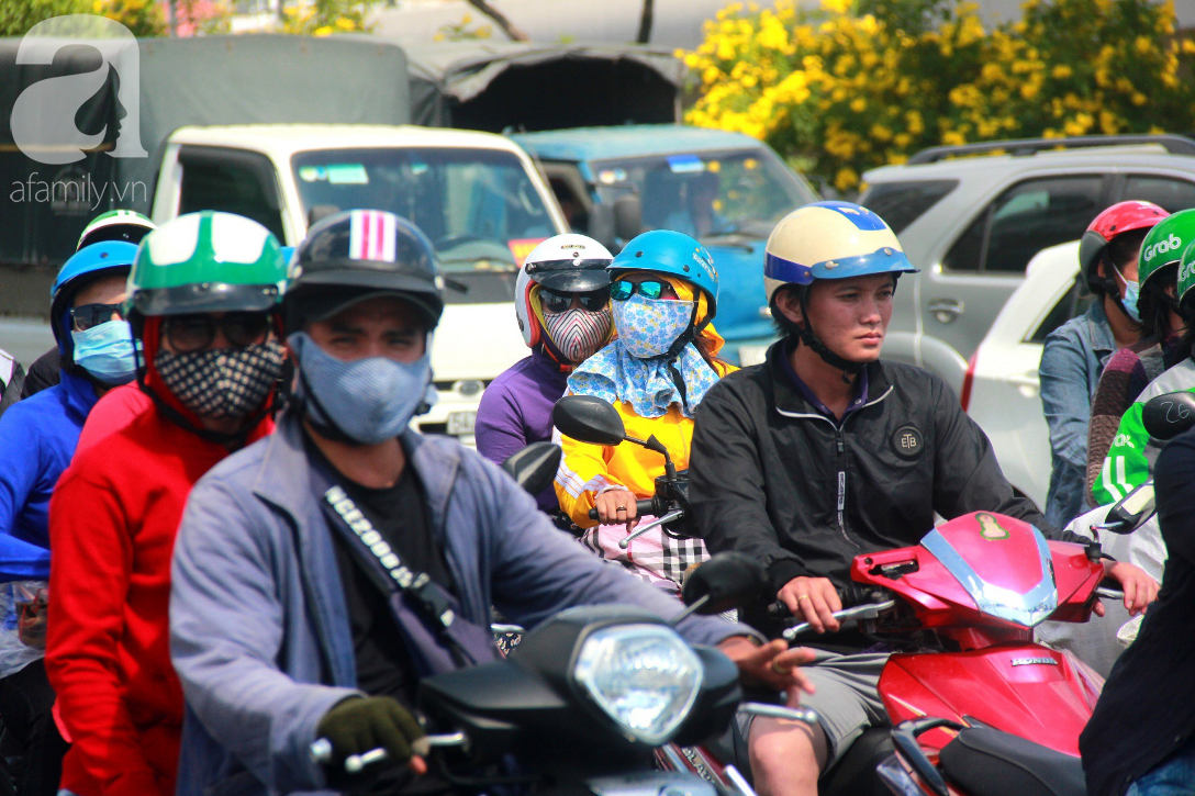Sài Gòn nắng kinh hoàng sau Tết, người lớn trùm kín như Ninja, trẻ em mệt mỏi gục trên xe