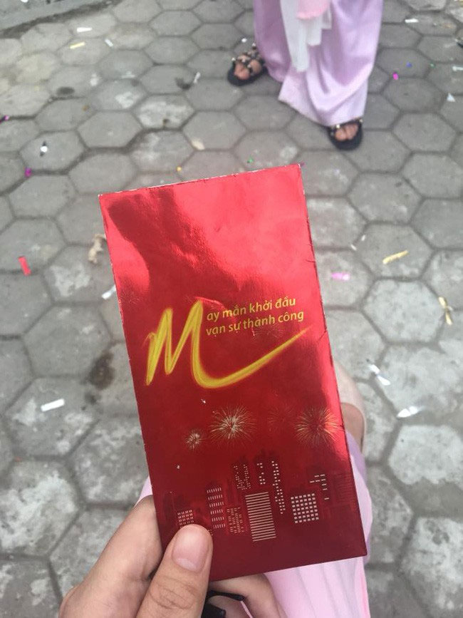 Đi bê tráp thuê lại trúng ngay đám cưới người yêu cũ, tiết lộ sau đó của cô gái mới khiến dân mạng phẫn nộ