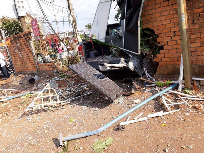 Xe ô tô tông sập quán cà phê, người dân phá cửa cứu tài xế