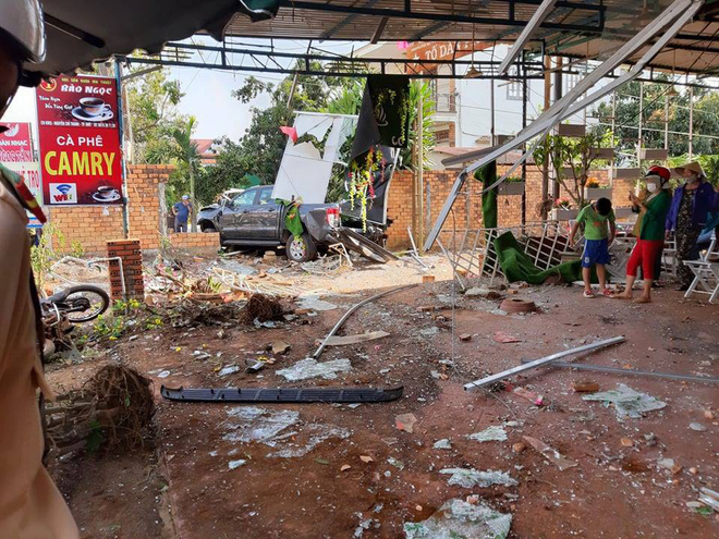 Xe ô tô tông sập quán cà phê, người dân phá cửa cứu tài xế