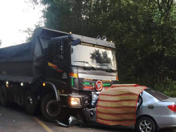 Xe 4 chỗ đấu đầu dính chặt vào xe ben, 2 người chết tại chỗ