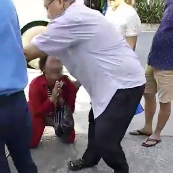 Hành khách cùng tài xế xe buýt chung tay quyên góp 4 triệu đồng, cuối cùng phát hiện thai phụ dùng... bụng mỡ để lừa đảo