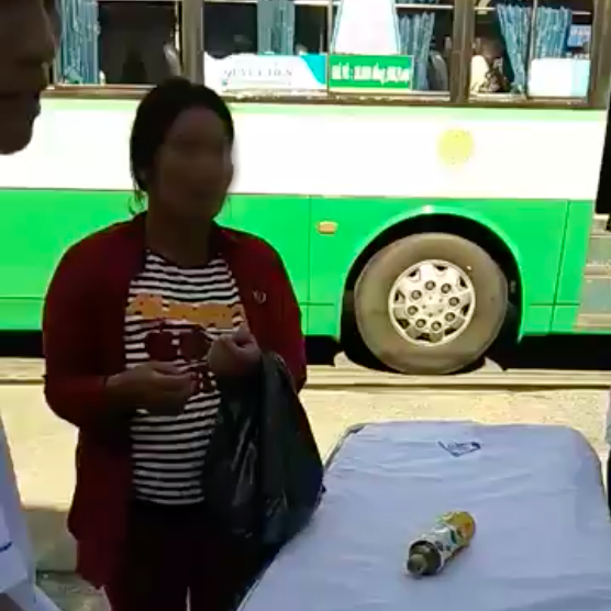 Hành khách cùng tài xế xe buýt chung tay quyên góp 4 triệu đồng, cuối cùng phát hiện thai phụ dùng... bụng mỡ để lừa đảo