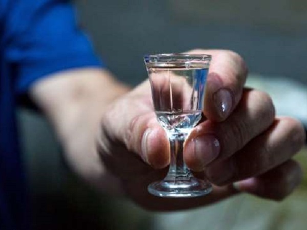 Cậu bé 13 tuổi Trung Quốc nhập viện trong tình trạng bất tỉnh sau khi bị bố ruột ép uống rượu mạnh