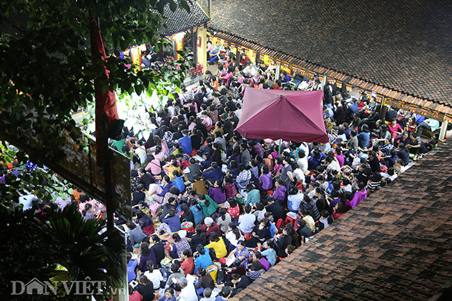 Lễ cầu an chùa Phúc Khánh: Ngàn người ngồi tràn đường, chen lấy lộc
