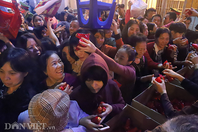 Lễ cầu an chùa Phúc Khánh: Ngàn người ngồi tràn đường, chen lấy lộc