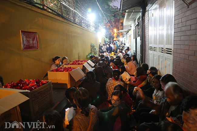 Lễ cầu an chùa Phúc Khánh: Ngàn người ngồi tràn đường, chen lấy lộc