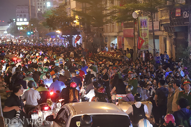 Lễ cầu an chùa Phúc Khánh: Ngàn người ngồi tràn đường, chen lấy lộc