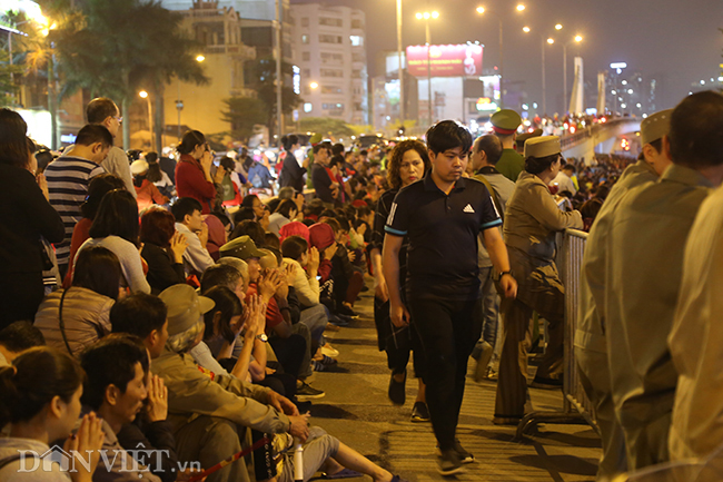 Lễ cầu an chùa Phúc Khánh: Ngàn người ngồi tràn đường, chen lấy lộc