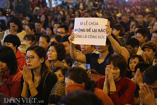 Lễ cầu an chùa Phúc Khánh: Ngàn người ngồi tràn đường, chen lấy lộc