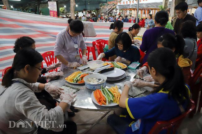 Ảnh: Gần 2 vạn người tham dự lễ cầu quốc thái dân an ở quê Bác