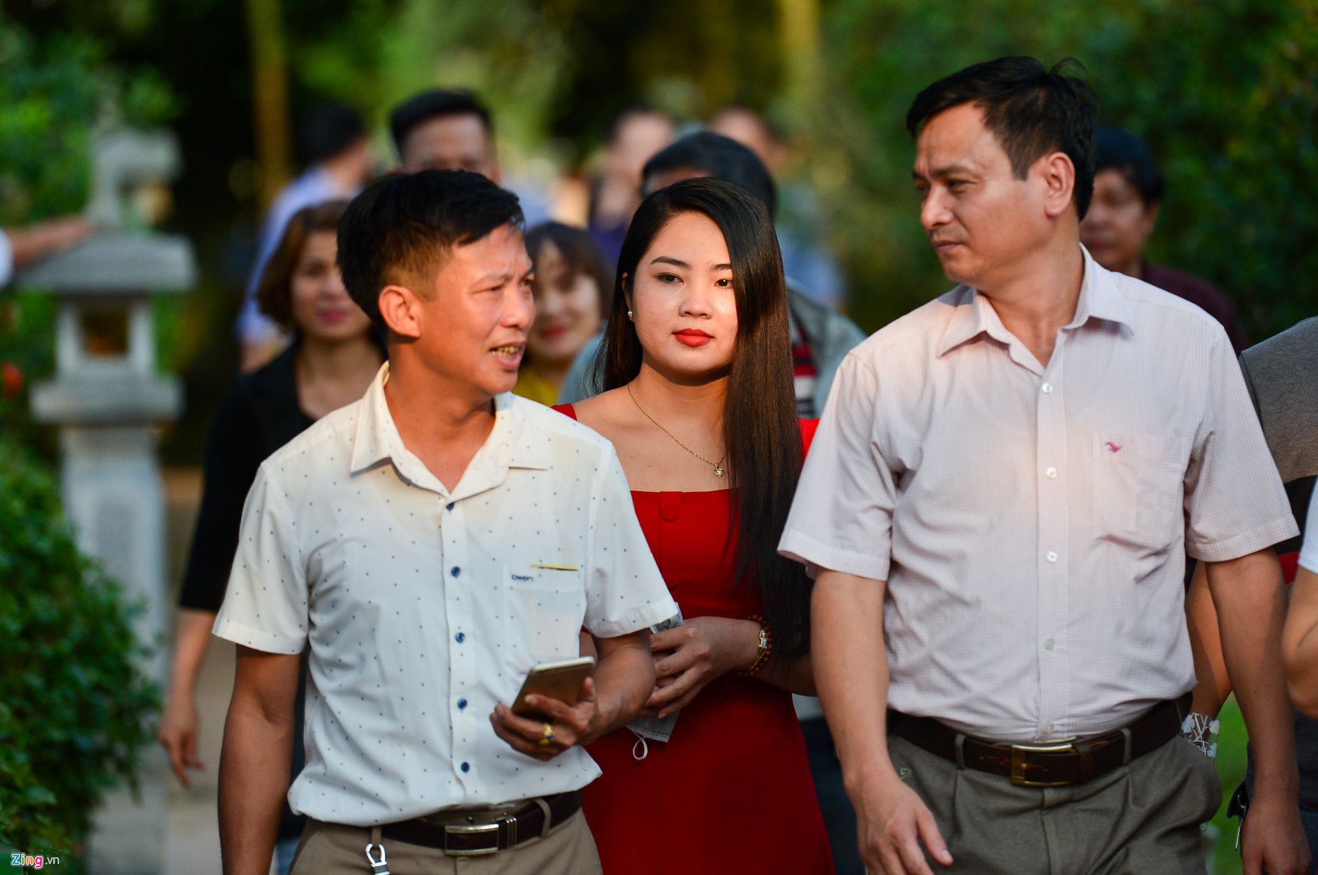 Nhân viên văn phòng tấp nập đến đền Trần trước giờ khai ấn