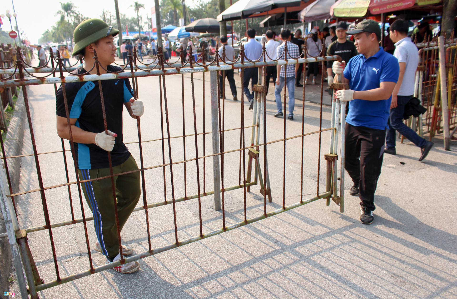 Nhân viên văn phòng tấp nập đến đền Trần trước giờ khai ấn