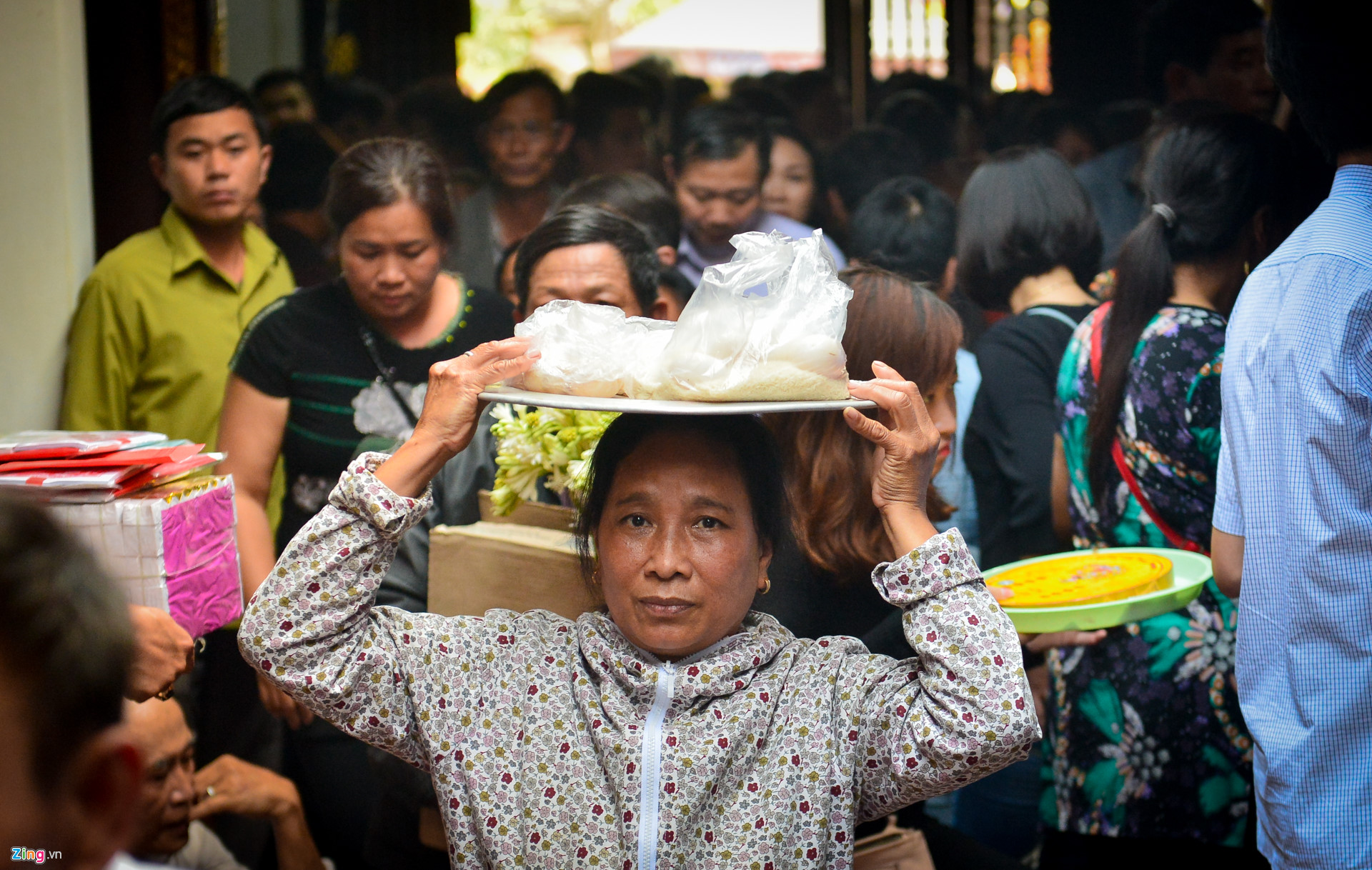 Nhân viên văn phòng tấp nập đến đền Trần trước giờ khai ấn