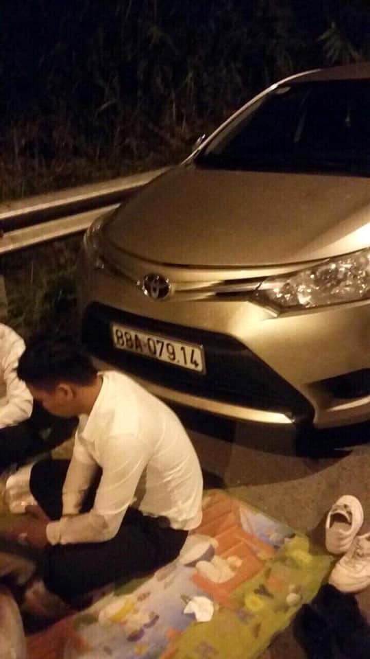 CSGT xử lý nhóm thanh niên ngang nhiên ngồi ăn đêm trên cao tốc Nội Bài - Lào Cai