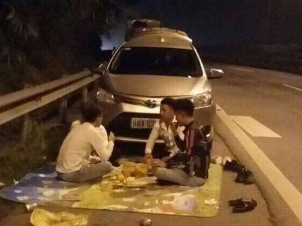 CSGT xử lý nhóm thanh niên ngang nhiên ngồi ăn đêm trên cao tốc Nội Bài - Lào Cai