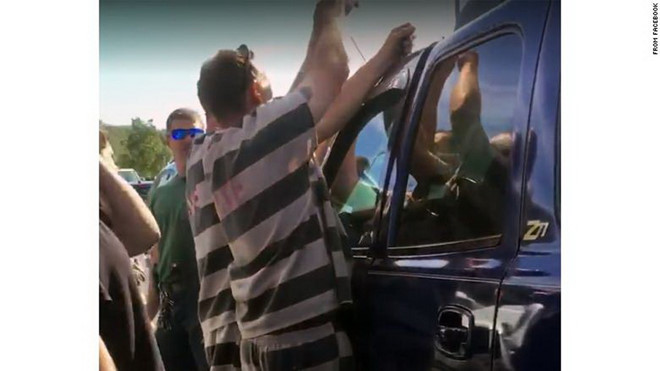 Tù nhân dùng chiêu trộm cắp để cứu trẻ bị nhốt trong xe hơi