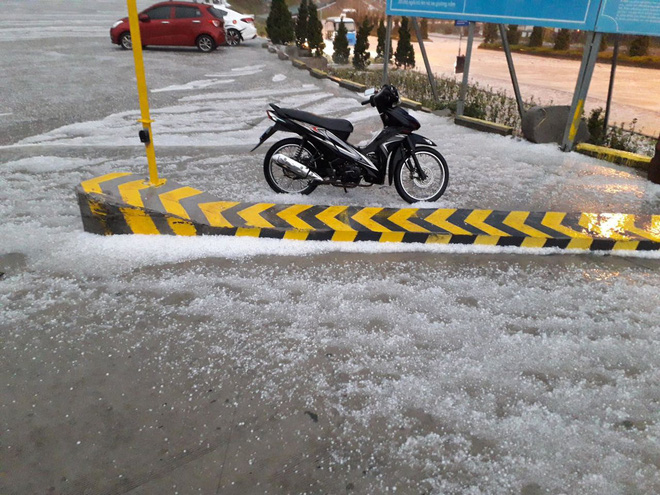 Đỉnh Fansipan phủ kín băng trắng sau cơn mưa kéo dài 30 phút