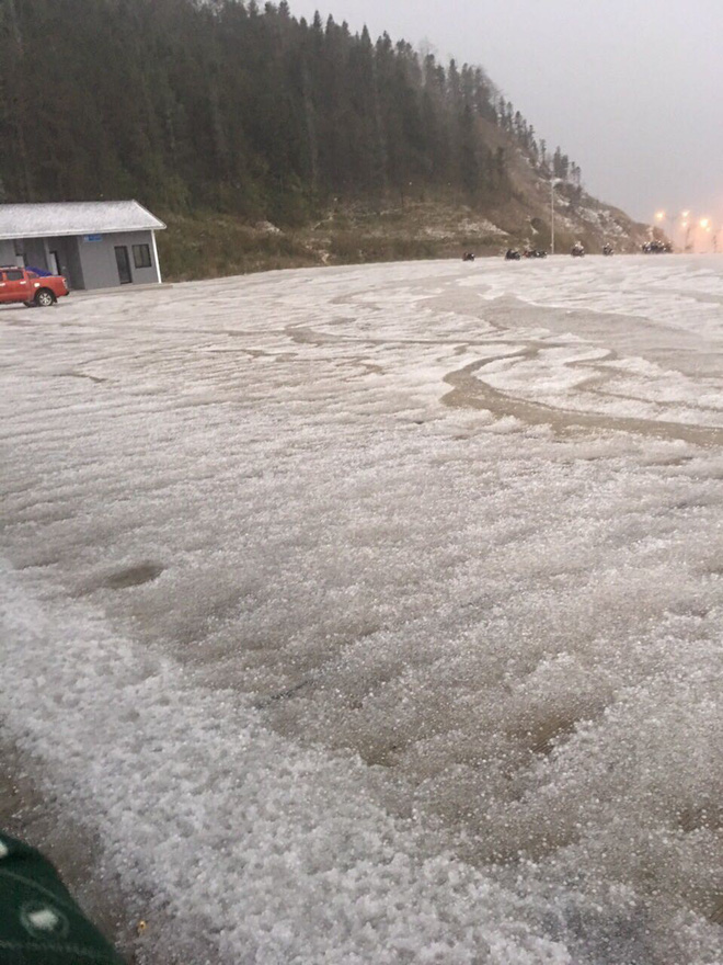 Đỉnh Fansipan phủ kín băng trắng sau cơn mưa kéo dài 30 phút