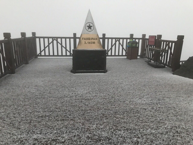 Đỉnh Fansipan phủ kín băng trắng sau cơn mưa kéo dài 30 phút