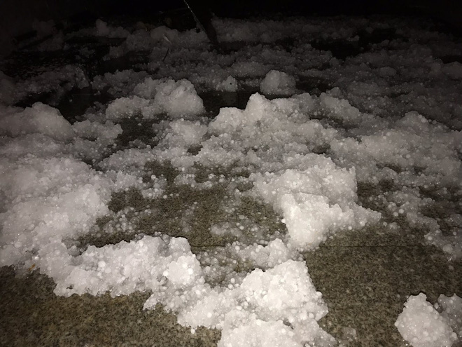 Đỉnh Fansipan phủ kín băng trắng sau cơn mưa kéo dài 30 phút