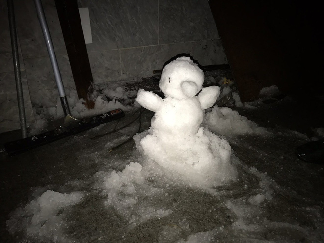 Đỉnh Fansipan phủ kín băng trắng sau cơn mưa kéo dài 30 phút