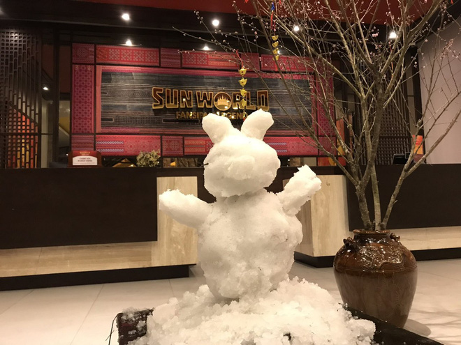 Đỉnh Fansipan phủ kín băng trắng sau cơn mưa kéo dài 30 phút