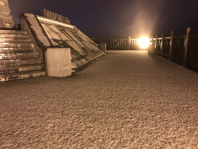 Đỉnh Fansipan phủ kín băng trắng sau cơn mưa kéo dài 30 phút