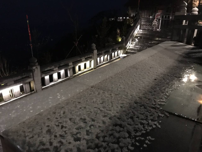 Đỉnh Fansipan phủ kín băng trắng sau cơn mưa kéo dài 30 phút