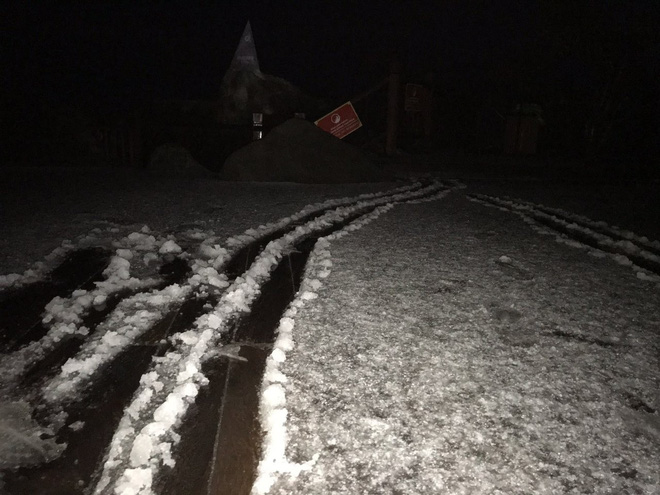 Đỉnh Fansipan phủ kín băng trắng sau cơn mưa kéo dài 30 phút