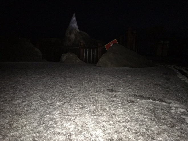 Đỉnh Fansipan phủ kín băng trắng sau cơn mưa kéo dài 30 phút