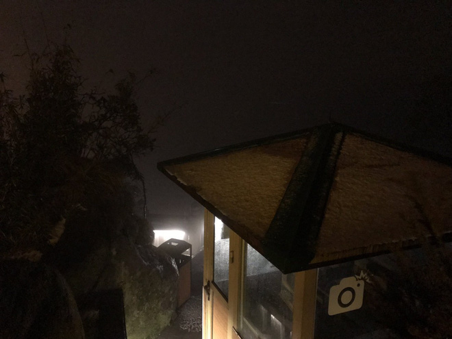 Đỉnh Fansipan phủ kín băng trắng sau cơn mưa kéo dài 30 phút